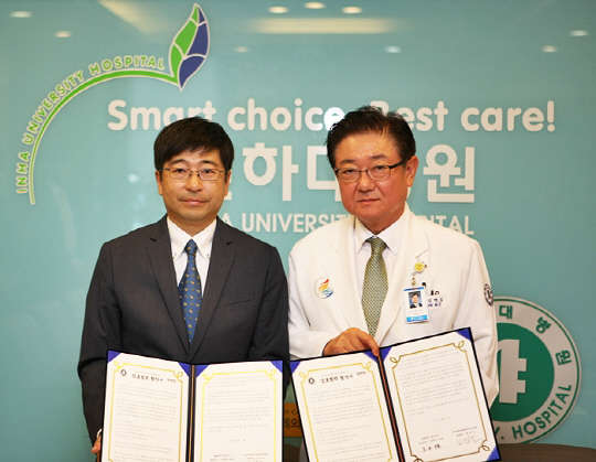 14일 인하대병원에서 타마이 타케시 올림푸스한국 의료총괄부문장(왼쪽)과 김영모 인하대병원장이 상호협력 및 공동연구를 위한 MOU를 체결하고 기념사진을 찍고 있다. 올림푸스한국 제공